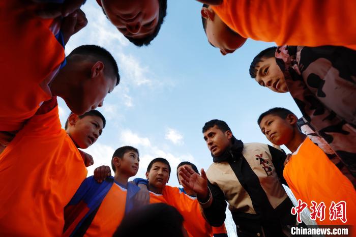 新疆乡村小学足球赛点燃少年追梦之旅