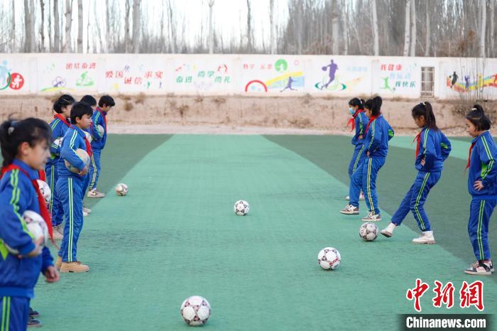 新疆乡村小学足球赛点燃少年追梦之旅