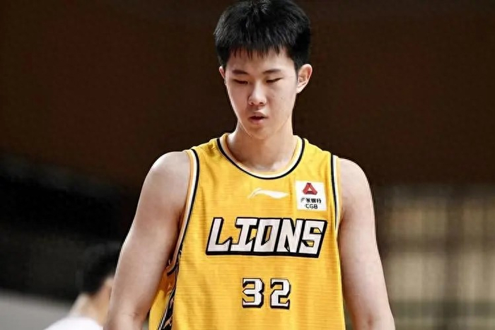 广厦男篮主场不敌深圳队 深圳火力全开逆转取胜