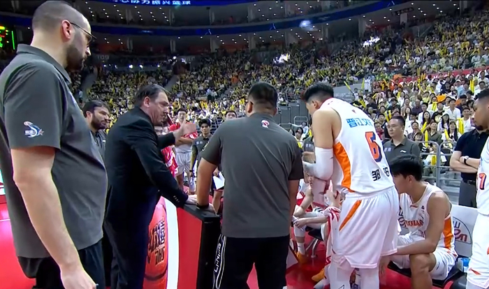 广东男篮惨遭12分逆转 徐杰14中2成输球关键