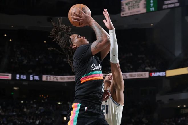 马刺三双新星率队大胜雄鹿 终结对手季后赛梦