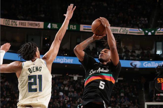 马刺三双新星率队大胜雄鹿 终结对手季后赛梦